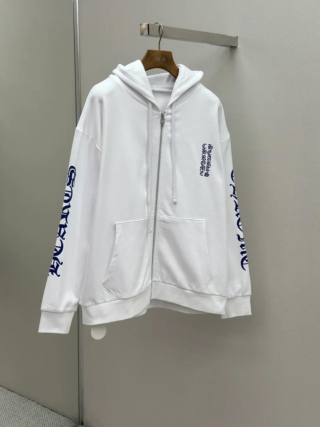 P470 Chrome Hearts letter-printed zipper, custom-made soft cloud-like 100% cotton velvet feel fabric, delicate and smooth, comfortable and close to the skin, with pure white as the base, indigo lines cut neatly into the cracks, Western Gothic text embellishment on the chest, controlling the visual focus and extending vertically from the wrist to the shoulder line, a magical stroke that breaks the monotony. The zipper hooded silhouette deconstructs the lazy drape carrying velvet. When Gothic font meets all white, it retains the coolness of Gothic. The purity of white dissolves the depression of darkness, giving concrete expression to the sweet-cool balance and unlocking a multi-faceted style. Process 1: Use glue printing. The printing is modified three times with the film screen. Use glue paint to print the pattern on the fabric. Bake the fabric to fix the printing pattern. Process 2: The fabrics are washed and have a better hand feel. Not easy to deform. Not easy to shrink. Not easy to fade. Maintain long-term beauty. Accessories: Customized CH zipper. Customized CH trademark. Version: Loose fit Size: S M L XL